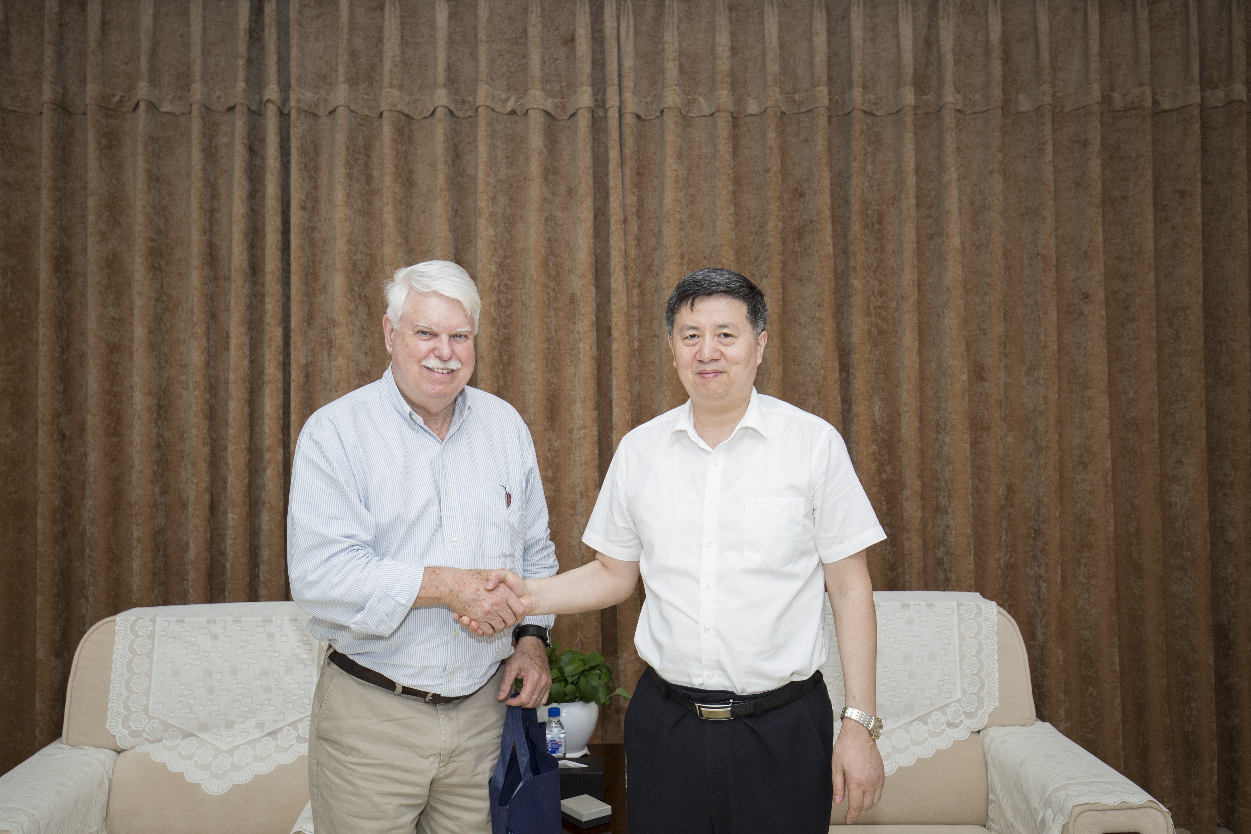 6月13日,副校长孙友宏教授会见了到访的佛罗里达州立大学地质学